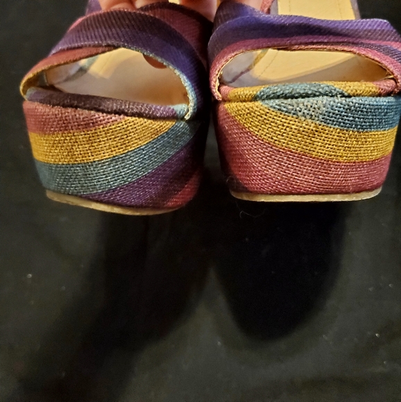 Women's Size 9 Very Volatile Rainbow Striped Wedge Sandals - Picture 4 of 12